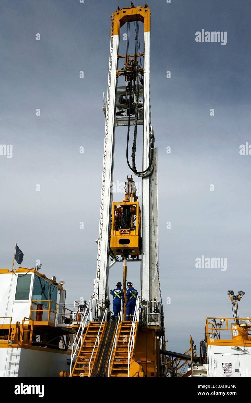 sep 30, 2007 - irricana, alberta, canada - drilling... Sep 30, 2007 - Irricana, Alberta, Canada - A drilling rig bores a ...