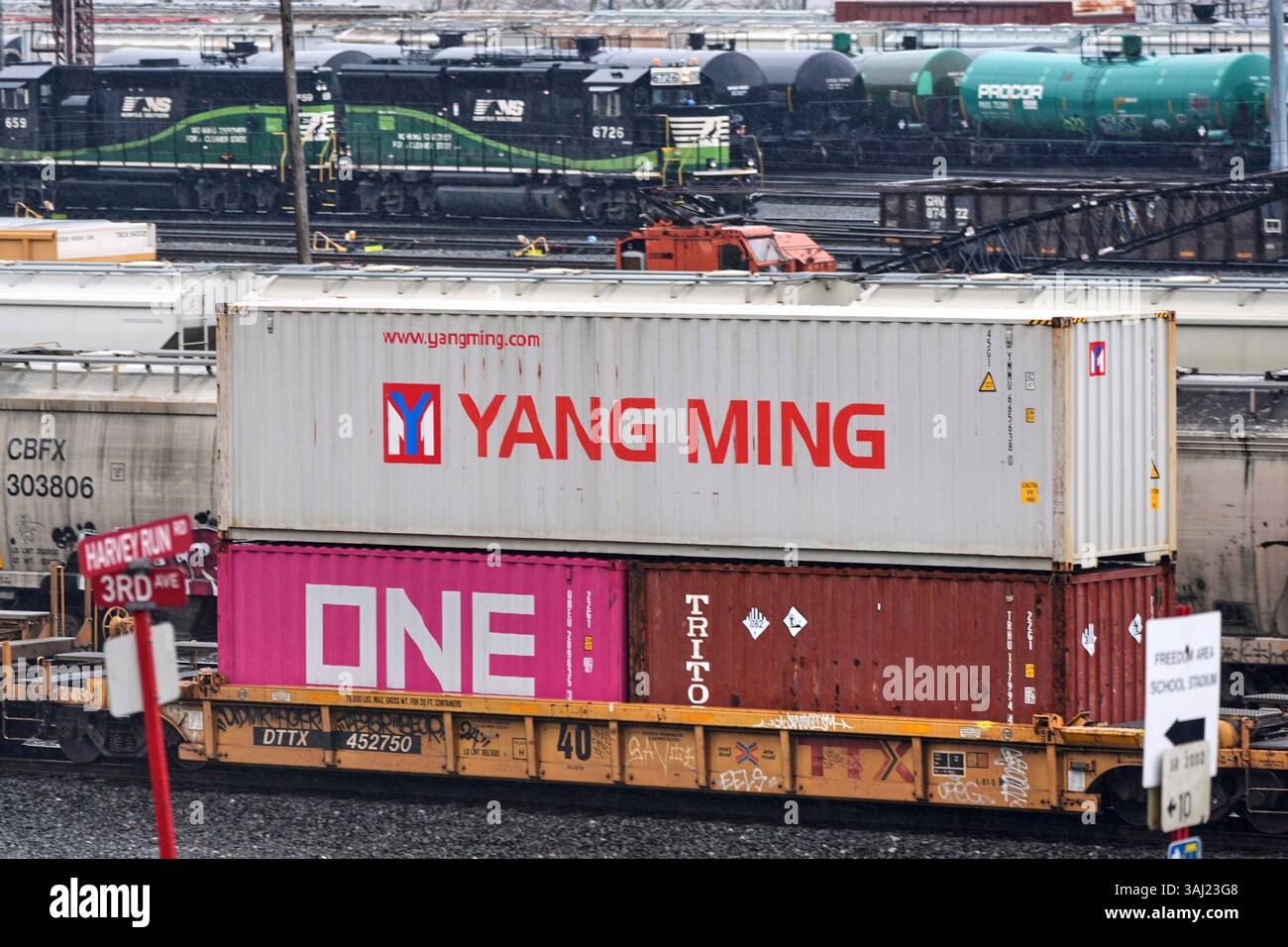 A Norfolk Southern freight pulling a consist of shipping containers ...