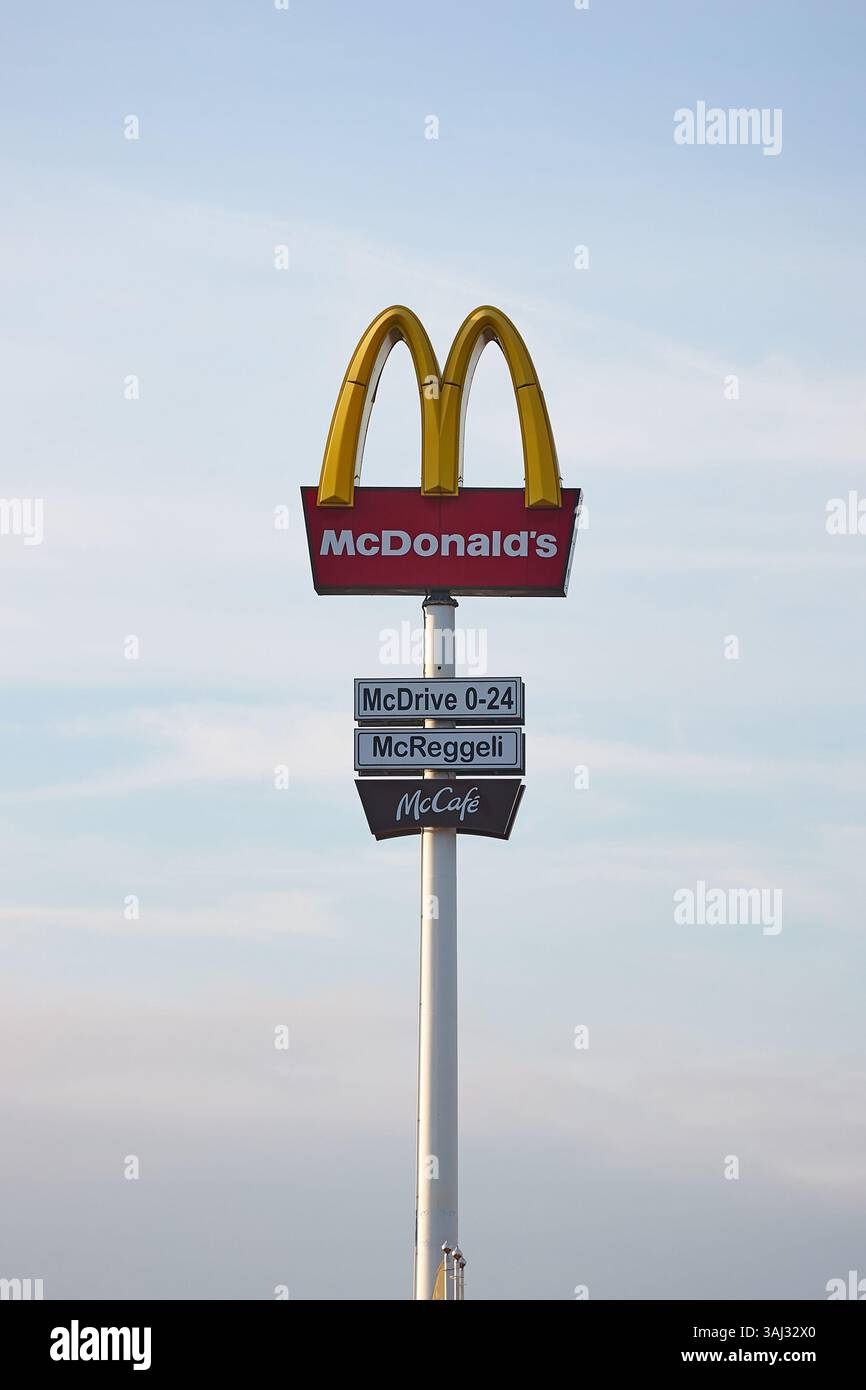 Mcdonalds roadside restaurant sign hi-res stock photography and images ...