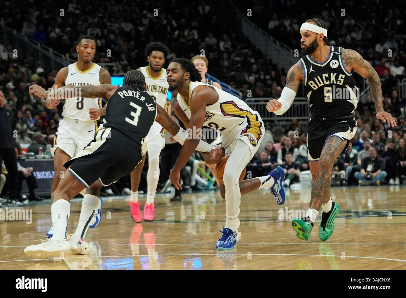 New Orleans Pelicans' Antonio Reeves, center, loses control of the ball ...