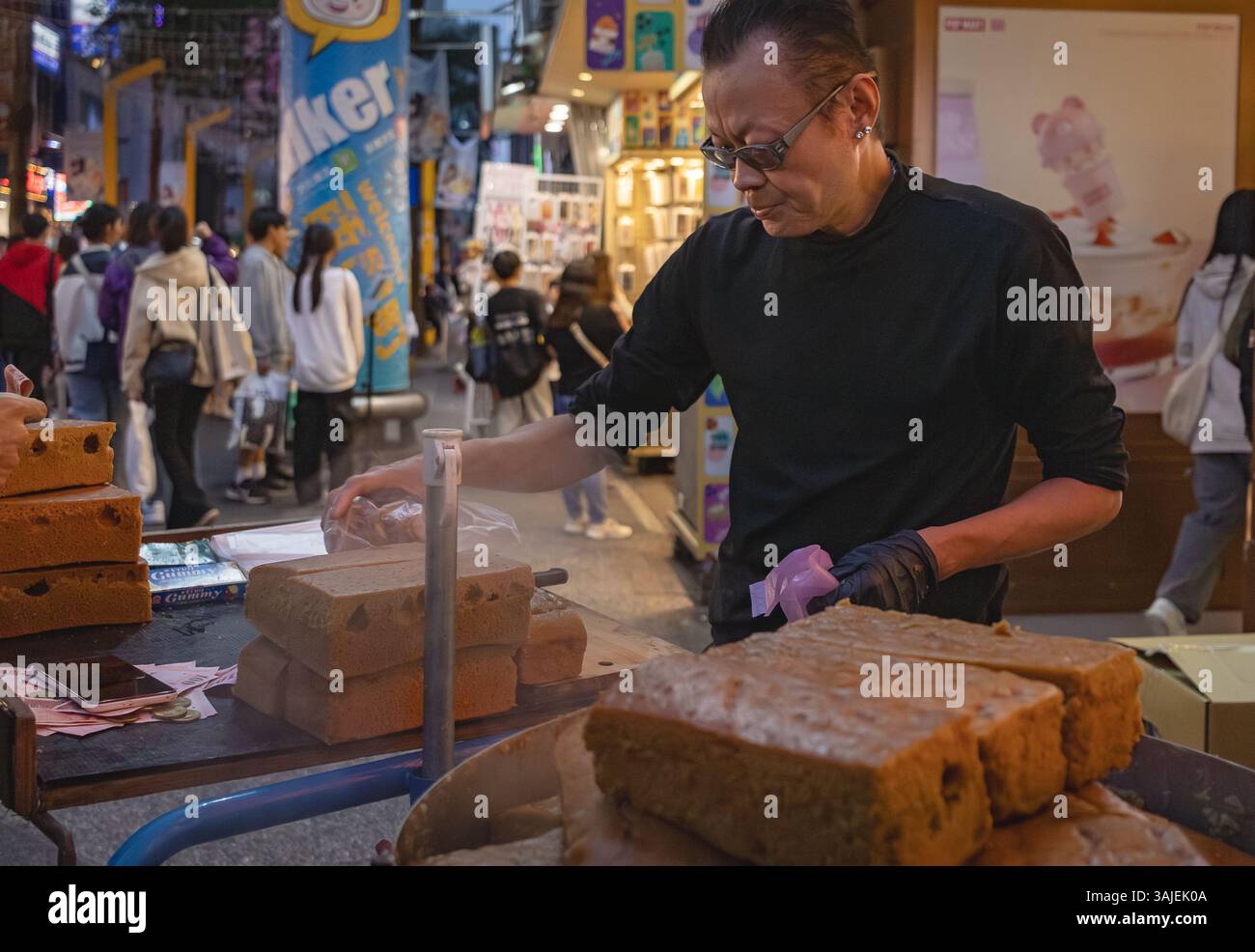 Street vender food stalls at the Raohe Night Market in Taipei, Taiwan ...