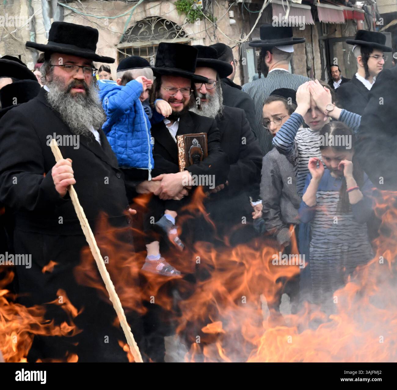 Spring Jewish Jerusalem, Israel. 11th Apr, 2025. Ultra-Orthodox Jews burn leavened ...