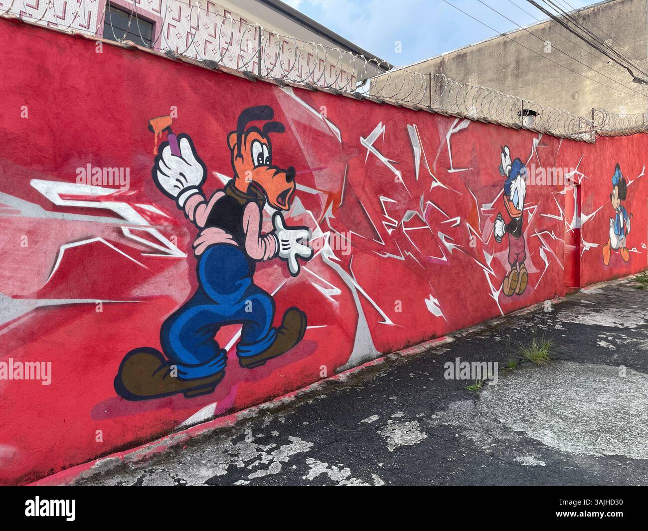 Graffiti mickey mouse hi-res stock photography and images - Alamy, image size:1300x1065