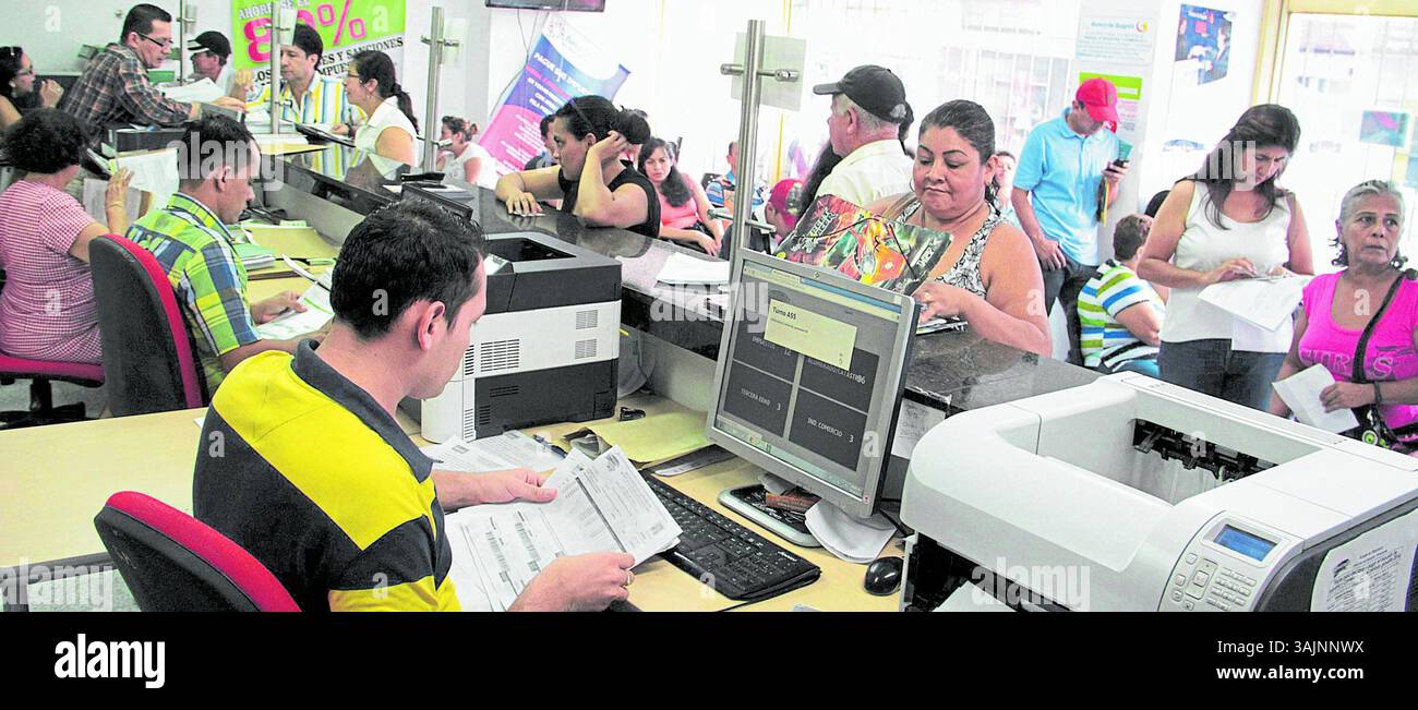 July 10, 2017 - Colombia - VILLAVICENCIO MARZO 26 DE 2015. EN LA OFICINA DE IMPUESTOS MUNICIPAL.  VARIAS PERSONAS HACEN FILAS PARA EL PAGO DE IMPUESTO PREDIAL. Cr (Credit Image: © El Tiempo/GDA via ZUMA Wire) Stock Photo