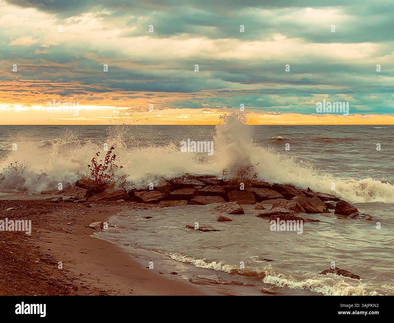 Waves crash rocks on shore hi-res stock photography and images - Alamy