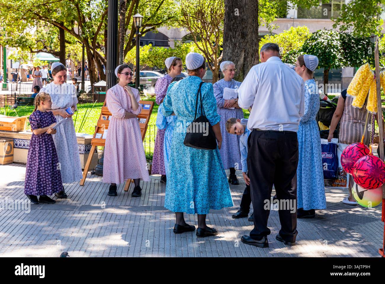 Traditional mennonite clothing hi-res stock photography and images - Alamy