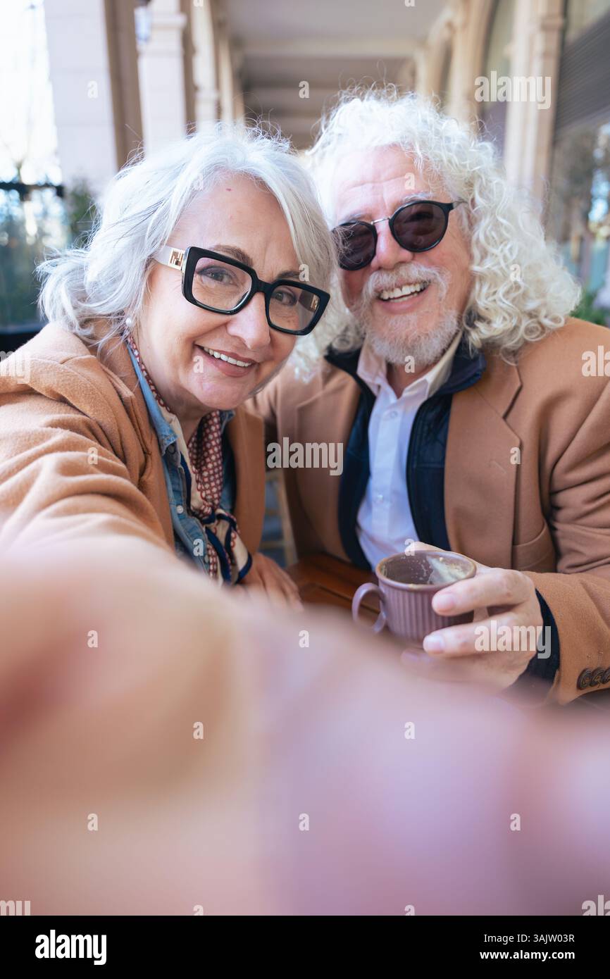 Smiling elderly senior couple hi-res stock photography and images - Alamy
