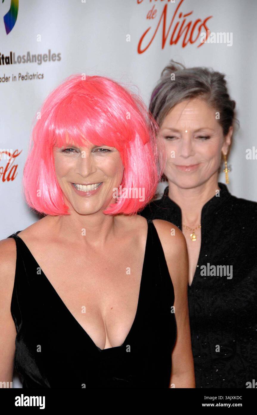 JAMIE LEE CURTIS And Kelly Curtis During The 2009 Noche De Ninos Gala jamie-lee-curtis-and-kelly-curtis-during-the-2009-noche-de-ninos-gala