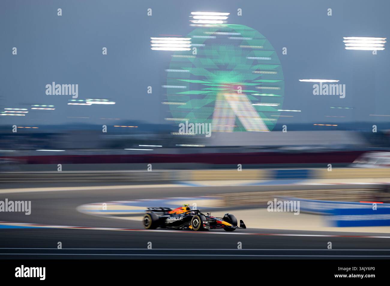 Oracle Red Bull Racing Japan Yuki Tsunoda (Oracle Red Bull Racing, Japan, #22) im RB21, dahinter das ...