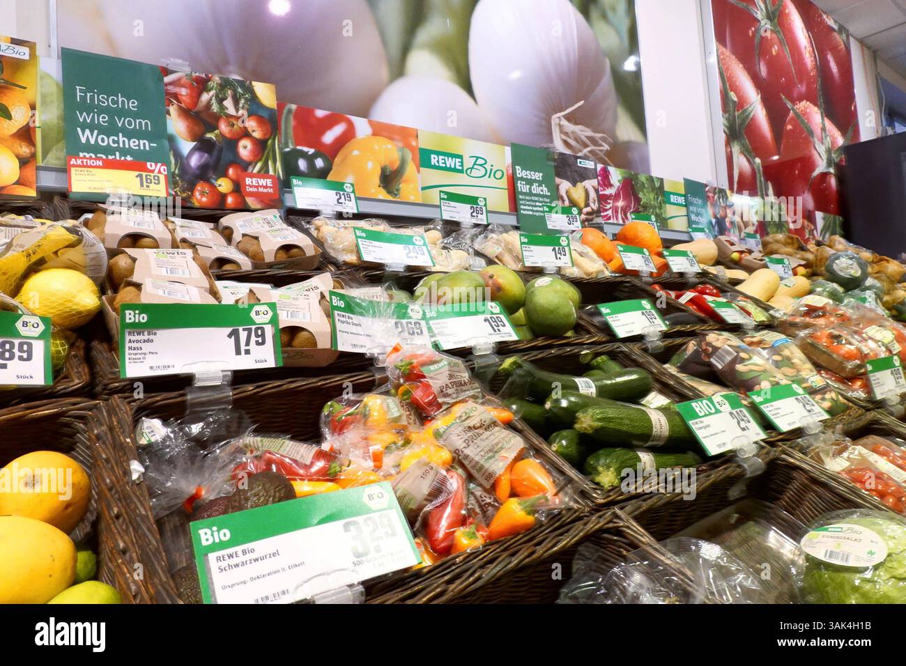 BIO Gemüse - gesehen bei REWE am 07.04.2025 in Braunschweig *** Organic vegetables seen at REWE on 07 04 2025 in Braunschweig Stock Photo