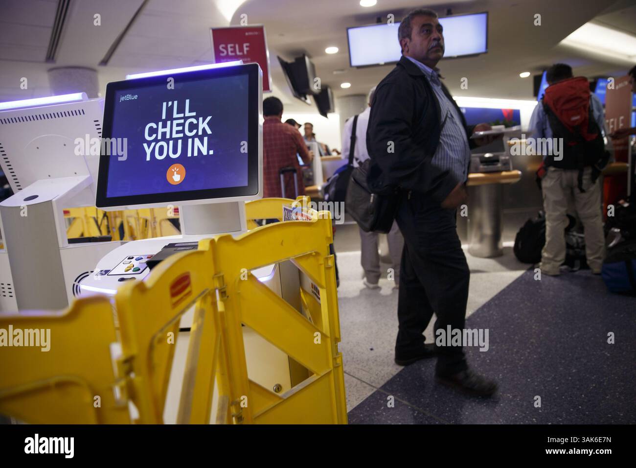 Lax passengers terminal 5 hi-res stock photography and images - Alamy