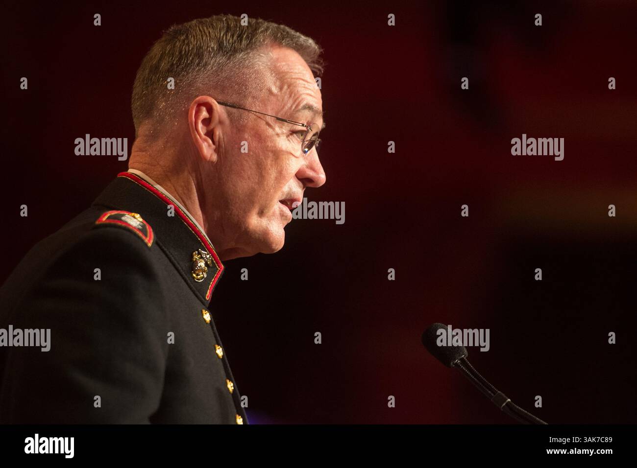 March 31, 2017 - New York City, United States - U.S. Joint Chiefs of Staff Chairman Joseph Dunford presents the 2017 Commandants Leadership award during the Marine Corps Law Enforcement Foundation (MC-LEF) Semper Fidelis Gala at Cipriani Wall Street March 30, 2017 in New York City, New York. (Credit Image: © Po2 Dominique A. Pineiro/Planet Pix via ZUMA Wire) Stock Photo