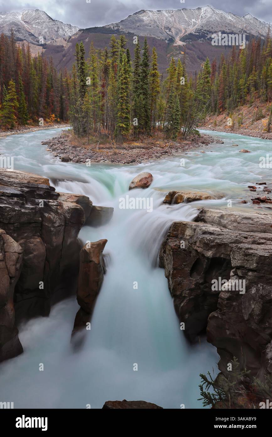 123 Upper Sunwapta Falls Sunwapta turbulent Waters River Peaks 