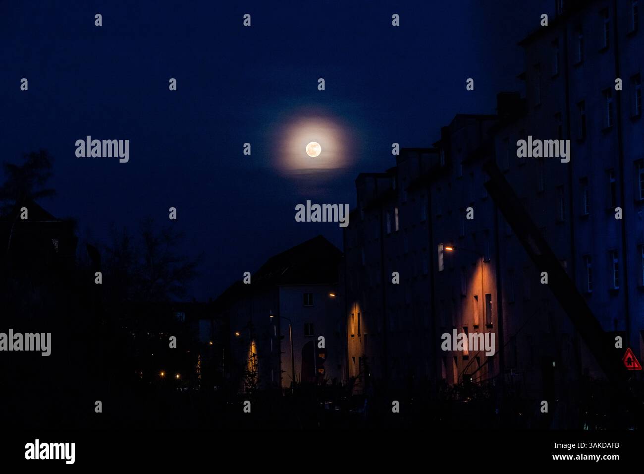 Der erste Frühlingsvollmond, auch Pink Moon genannt, steigt über ...