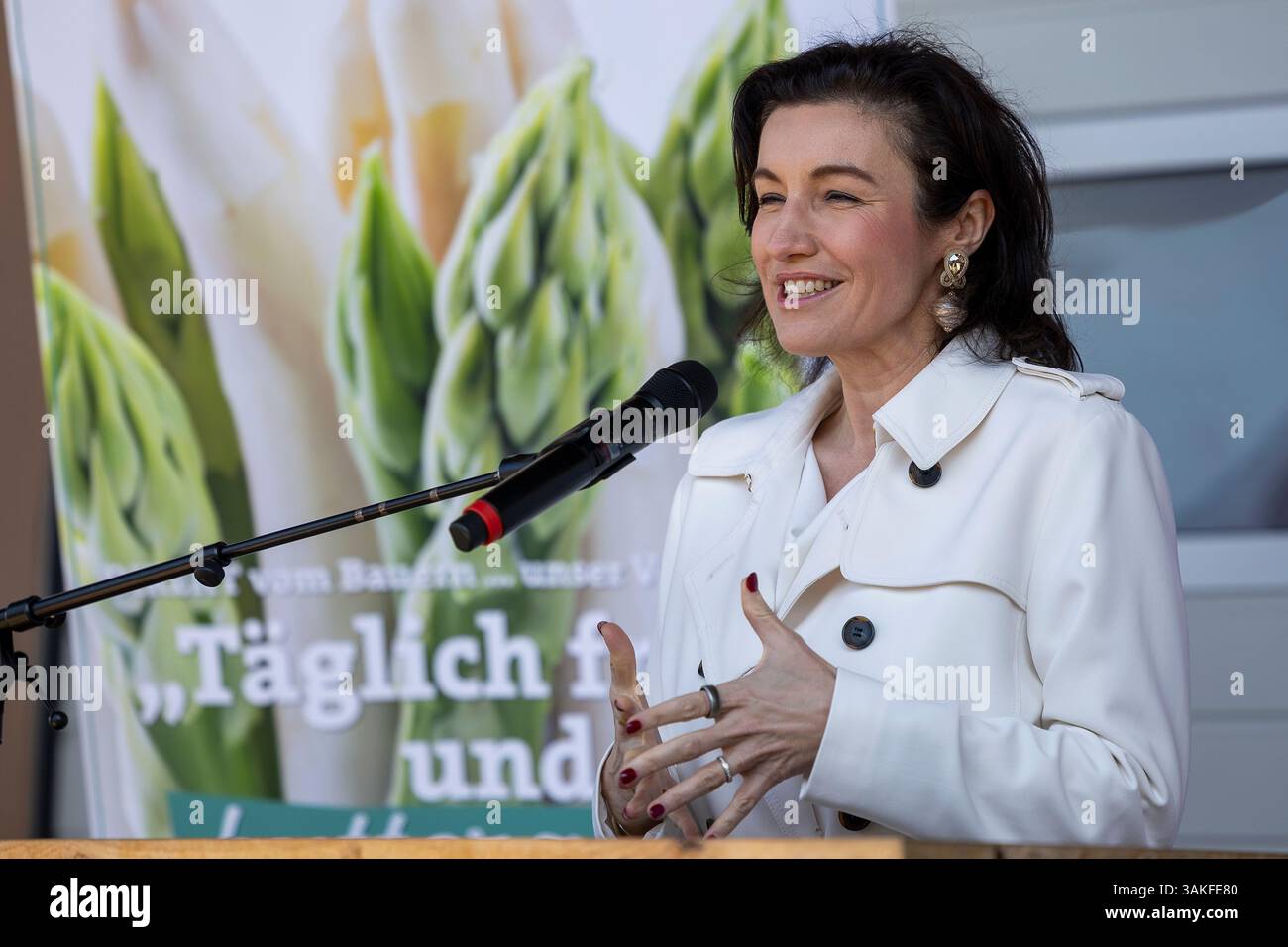 Rauhenebrach, Deutschland. 11th Apr, 2025. Rauhenebrach, Spargelhof Reinhart, 11.04.2025, Gesundheitsministerin Judith Gerlach eröffnet offiziell die bayerische Spargelsaison. Bild: Dorothee Bär (Bundestagsabgeordnete CSU) Foto Credit: HMB Media/17�Թ����� Live News Stock Photo