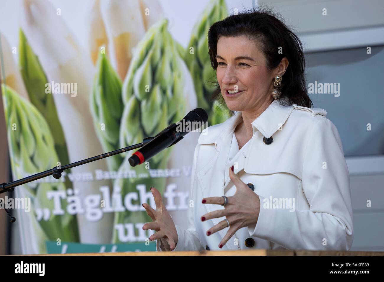 Rauhenebrach, Deutschland. 11th Apr, 2025. Rauhenebrach, Spargelhof Reinhart, 11.04.2025, Gesundheitsministerin Judith Gerlach eröffnet offiziell die bayerische Spargelsaison. Bild: Dorothee Bär (Bundestagsabgeordnete CSU) Foto Credit: HMB Media/17�Թ����� Live News Stock Photo