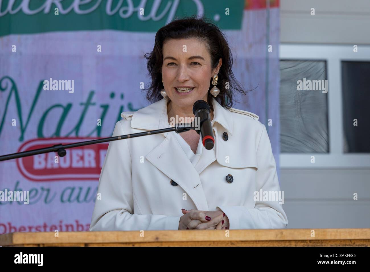 Rauhenebrach, Deutschland. 11th Apr, 2025. Rauhenebrach, Spargelhof Reinhart, 11.04.2025, Gesundheitsministerin Judith Gerlach eröffnet offiziell die bayerische Spargelsaison. Bild: Dorothee Bär (Bundestagsabgeordnete CSU) Foto Credit: HMB Media/17�Թ����� Live News Stock Photo