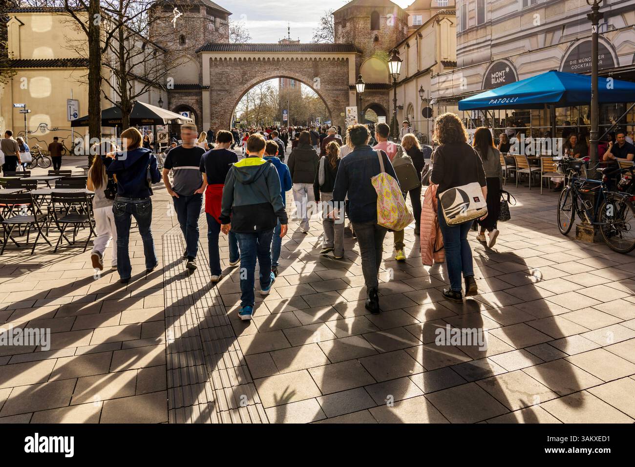 Shopping in der Sendlinger Straße, Samstag, München, April 2025 Deutschland, München, April 2025, Shopping in der Sendlinger Straße, Samstagnachmittag, Einkaufsstraße, die Sonne wirft lange Schatten, Licht und Schatten, Sendlinger Tor, Innenstadt, Altstadt, Wirtschaft, Frühling, Bayern, *** Shopping in Sendlinger Straße, Saturday, Munich, April 2025 Germany, Munich, April 2025, Shopping in Sendlinger Straße, Saturday afternoon, shopping street, the sun casts long shadows, light and shadow, Sendlinger Tor, city center, old town, economy, spring, Bavaria, Stock Photo