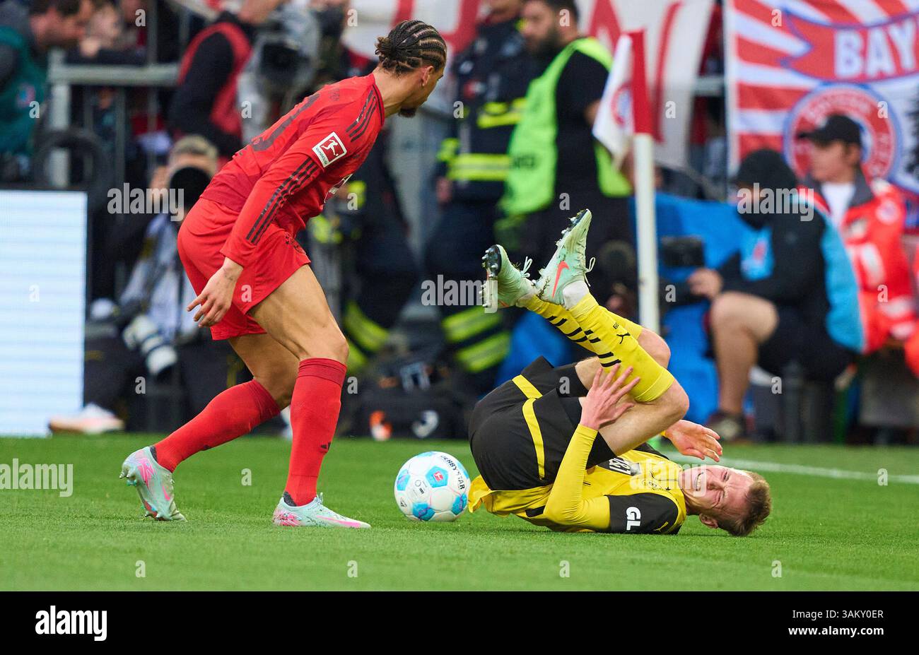 Maximilian Beier, BVB 14 compete for the ball, tackling, duel, header ...