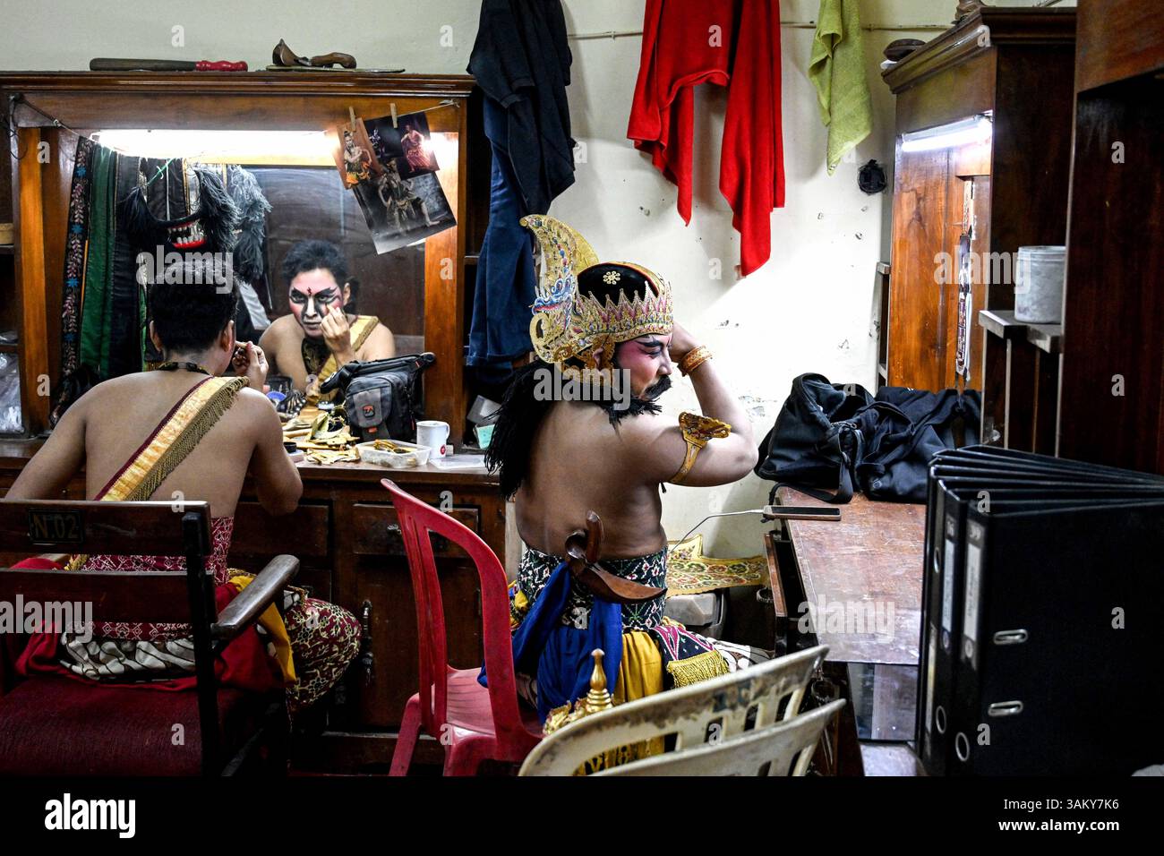 (250413) -- JAKARTA, April 13, 2025 (Xinhua) -- Dancers prepare to ...