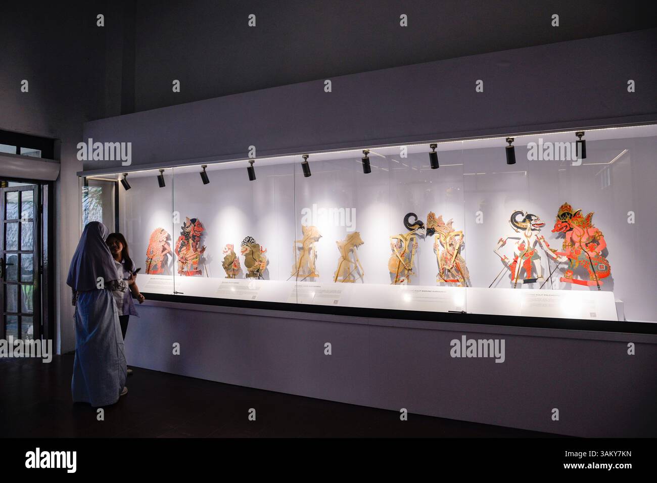 Wayang show(人形劇) Indonesian puppet show, Jakarta must to visit - Review of