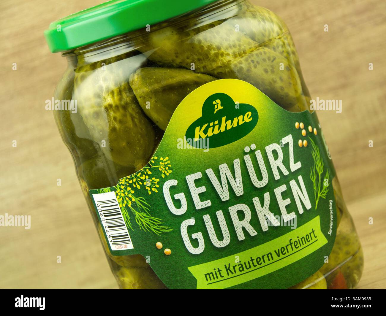 Gewürzgurken mit Kräutern von Kühne im Glas Stock Photo