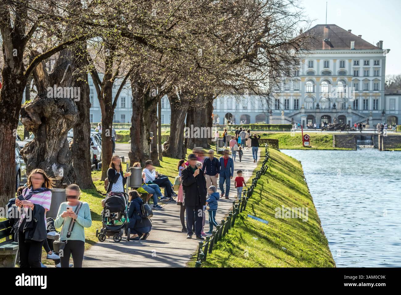 Spaziergänger am Nymphenburger Schlosskanal, Frühlingswetter, Wochenende, München, April 2025 Deutschland, München, April 2025, Spaziergang am Nymphenburger Schlosskanal, viele Münchner und Münchnerinnen genießen den warmen Frühlingstag im Park, hier am Schlosskanal in der Südlichen Auffahrtsallee, Sonnenschein, schönes Wetter am Wochenende, Natur, Park, Freizeit, Frühling, Bayern, *** Walkers at the Nymphenburg Palace Canal, spring weather, weekend, Munich, April 2025 Germany, Munich, April 2025, walk at the Nymphenburg Palace Canal, many Munich residents enjoy the warm spring day in the park Stock Photo