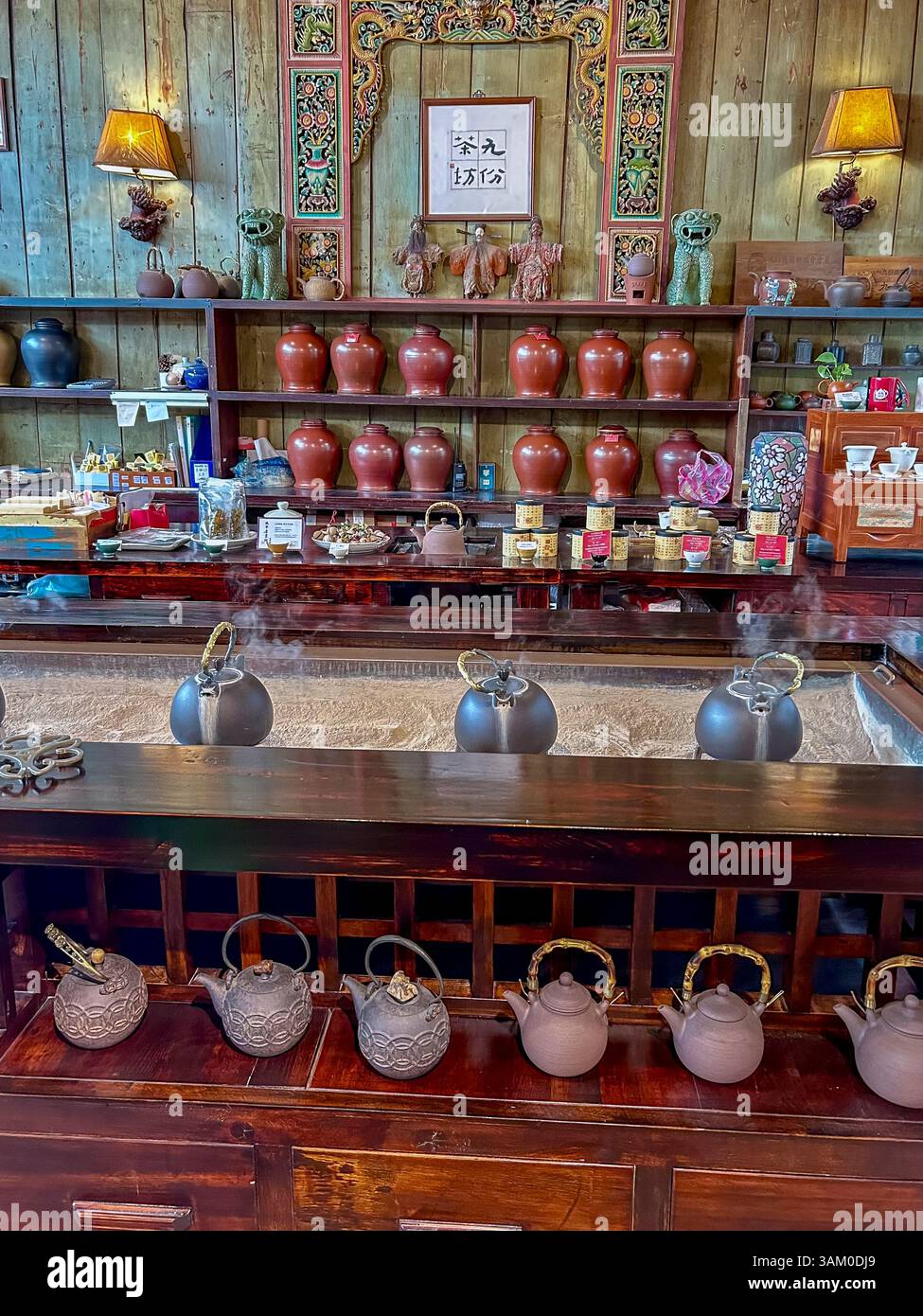 Inside chinese tea house hi-res stock photography and images - Alamy