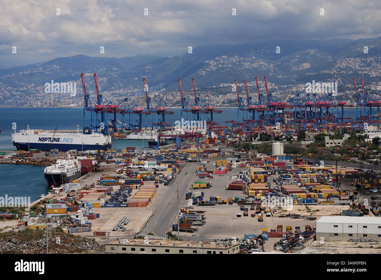 Gantry cranes used to load and unload cargo containers from ships are ...