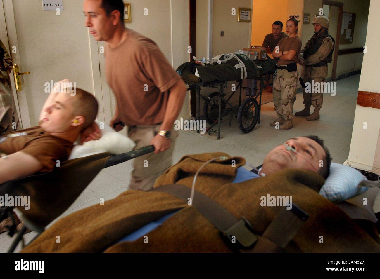 Oct. 13, 2004 - U.S. - KRT WORLD NEWS STORY SLUGGED: MED-USIRAQ-WOUNDED KRT PHOTO BY KUNI TAKAHASHI/CHICAGO TRIBUNE (October 28) U.S. soldiers wait to be air lifted from the 31st Combat Support Hospital in Baghdad, Iraq, on October 13, 2004. (gsb) 2004 (Credit Image: © Kuni Takahashi/mct/ZUMAPRESS.com) Stock Photo