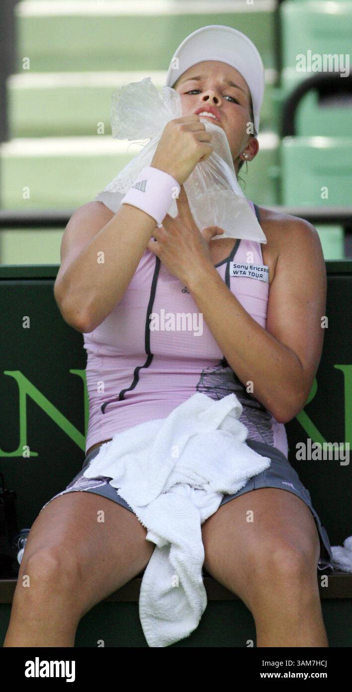 March 22, 2006 - U.S. - Ashley Harkleroad clutches a bag of ice to cool off during her stadium court tennis match with Jamea Jackson in the NASDAQ-100 Open in Key Biscayne, Florida, March 22, 2006. (Chuck Fadely/Miami Herald/KRT) (Credit Image: © Chuck Fadely/mct/ZUMAPRESS.com) Stock Photo