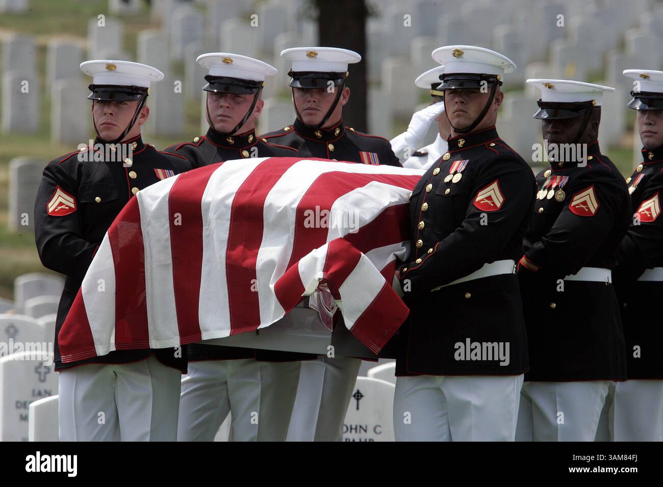 American military funerals hi-res stock photography and images - Alamy