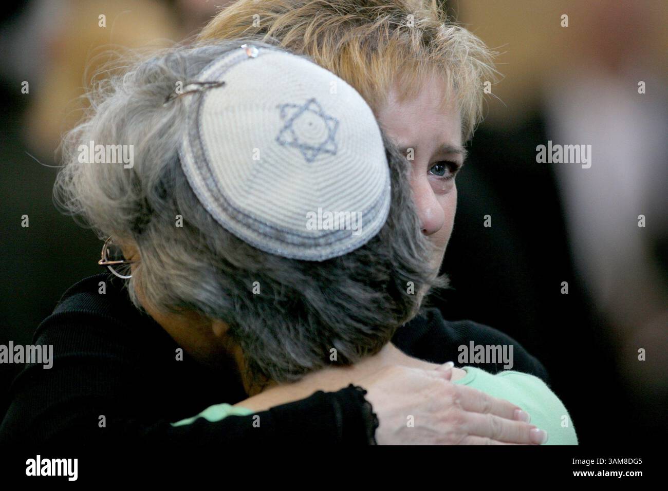 Muslim and jewish hug hi-res stock photography and images - Alamy