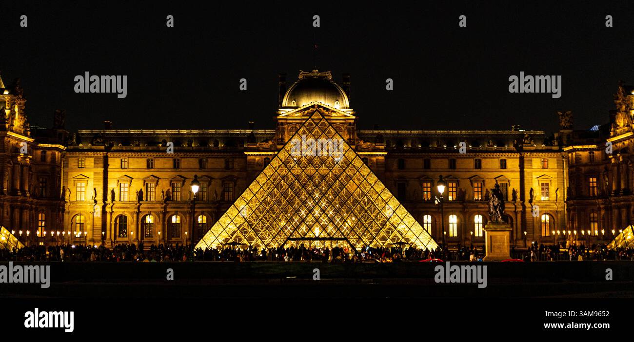 Night view of Le Louvre museum and La Pyramide du Louvre, Paris, France Stock Photo