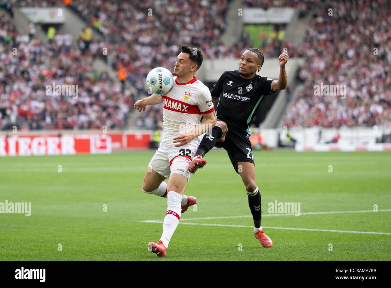 Stuttgart, Deutschland. 13th Apr, 2025. v. li. im Zweikampf Fabian ...