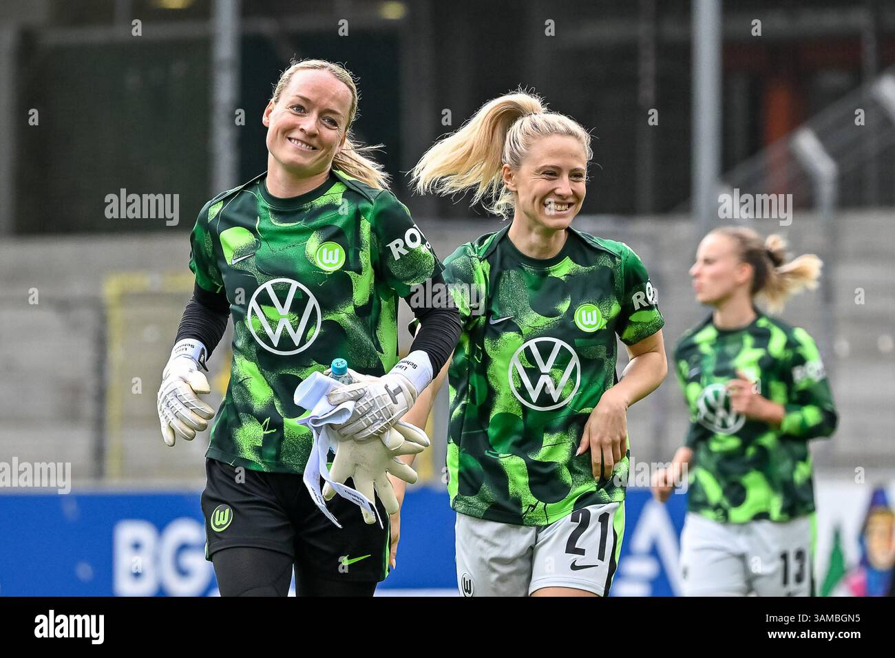 Freiburg, Deutschland. 13th Apr, 2025. Lisa Schmitz (VfL Wolfsburg, #22 ...