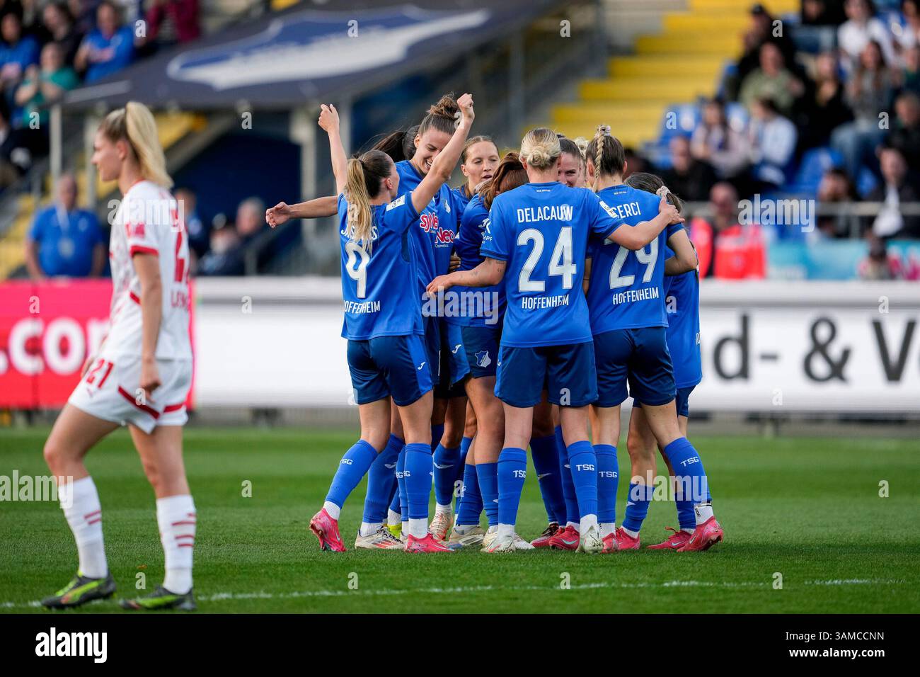 Spielerinnen der TSG 1899 Hoffenheim, jubeln über das Tor zum 2:0 ...