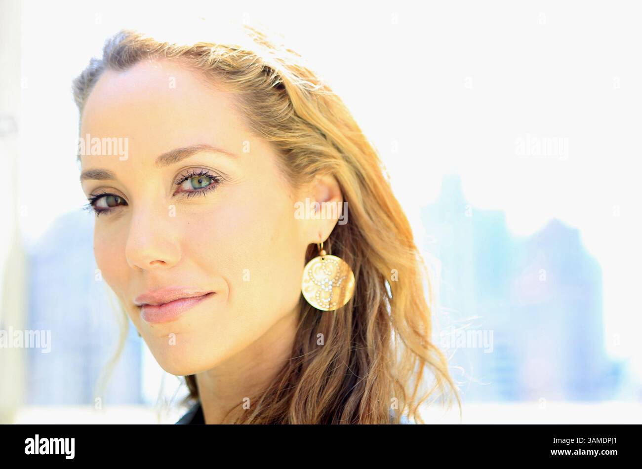 April 29, 2011 - Chicago, IL, USA - Elizabeth Berkley, of ''Showgirls'' and ''Saved by the Bell'', poses for a picture at the Tribune Tower, April 29, 2011, in Chicago, Illinois. (Alex Garcia Chicago Tribune/MCT) (Credit Image: © Alex Garcia/MCT/ZUMAPRESS.com) Stock Photo