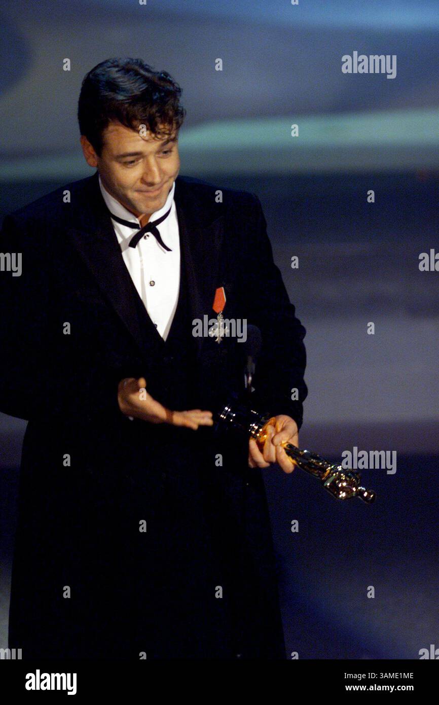 Oscars russell crowe hi-res stock photography and images - Alamy, image size:866x1390