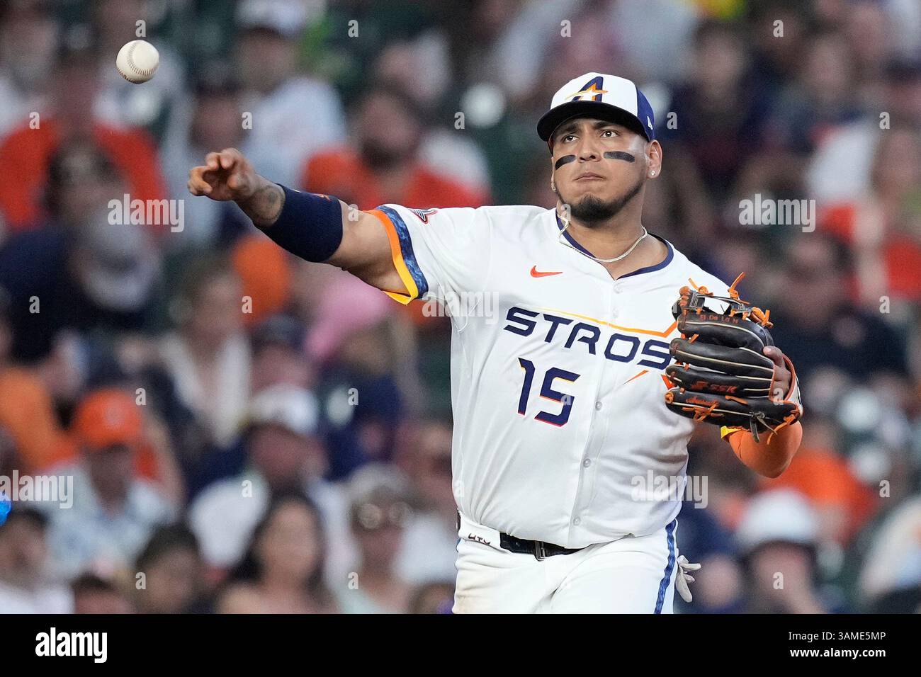 Houston Astros third baseman Isaac Paredes (15) throws out Los Angeles ...