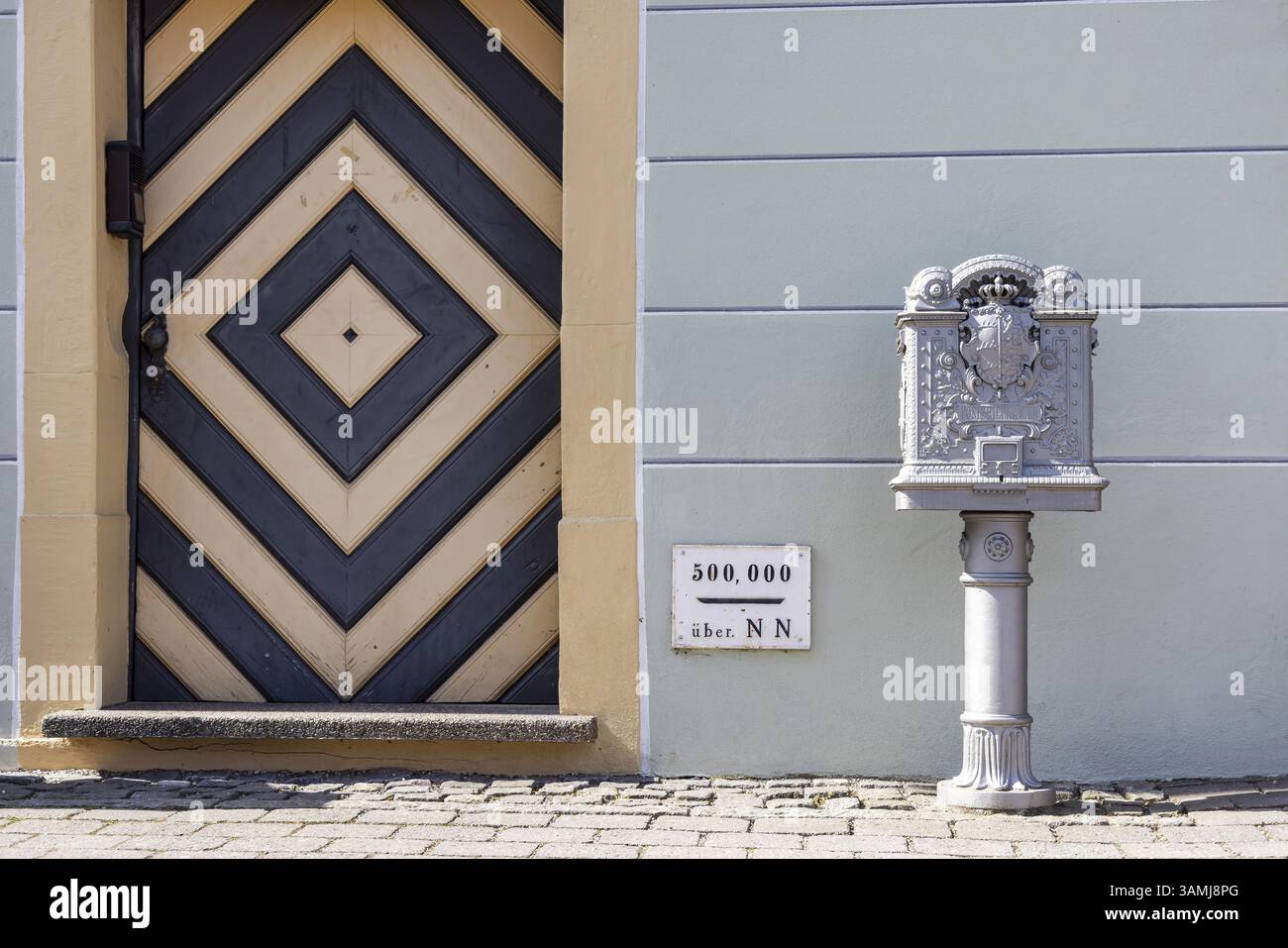 Town hall of the municipality of Koenigsbronn, built in 1765 in the rococo style. Height mark 500 metres above sea level. Historic post box. Koenigsbr Stock Photo