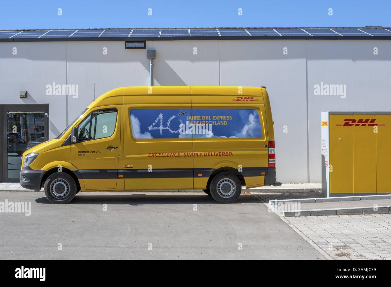 Delivery van and packing station, Deutsche Post DHL Group, and solar roof, Allgaeu, Swabia, Bavaria, Germany, Europe Stock Photo