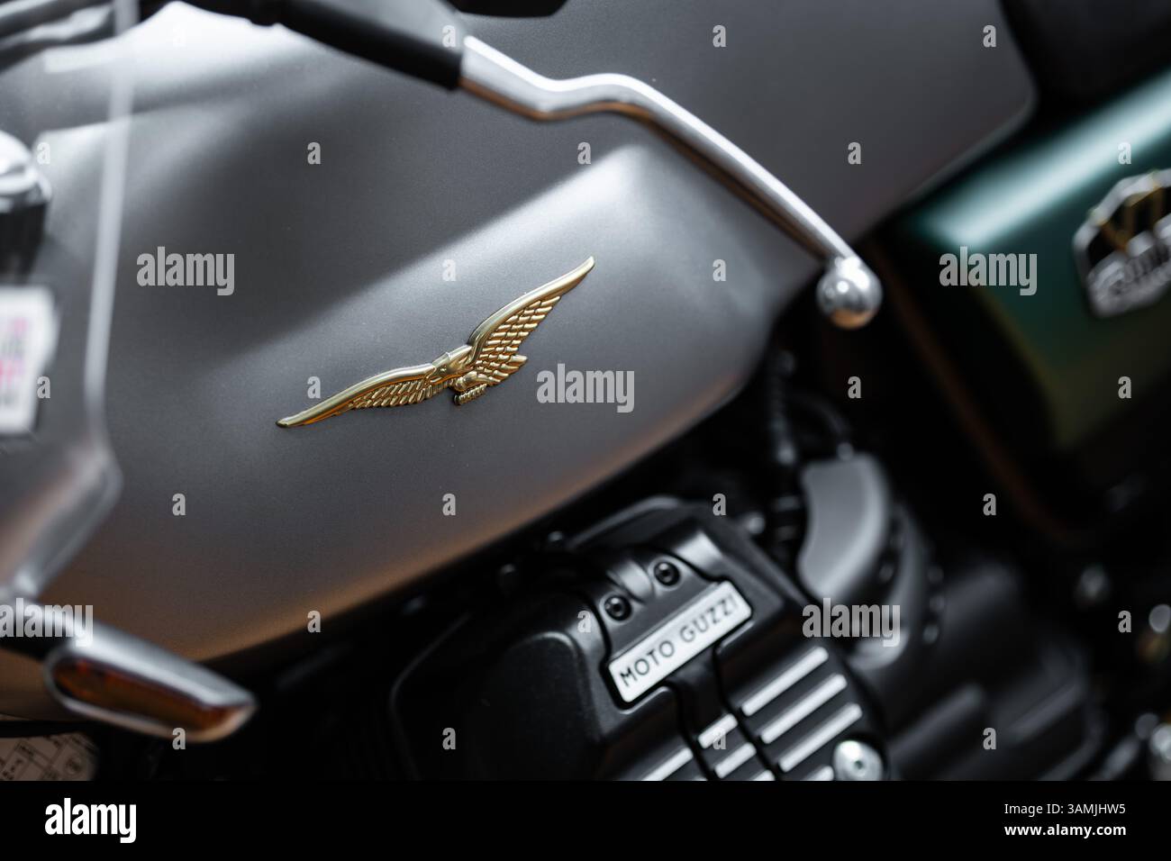 Plaque Métallique Décorative Moto Guzzi – Logo Nostalgic-Art – Dimensions 20x30 Cm – Modèle 22285