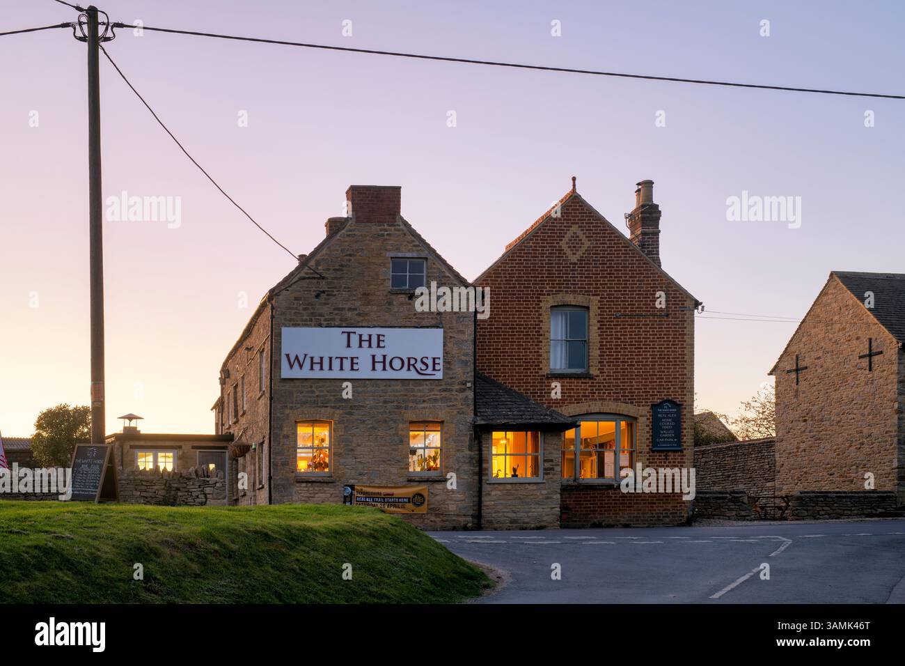 The White Horse pub after sunset. Stonesfield, Oxfordshire, England Stock Photo