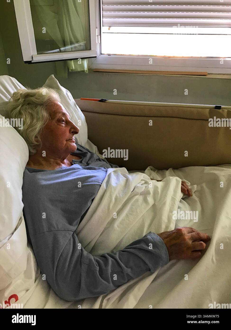 Elderly woman in hospital bed hi-res stock photography and images - Alamy