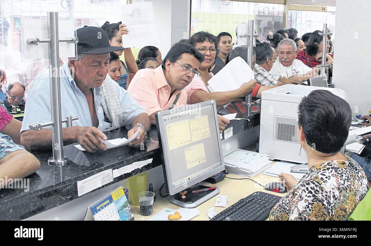 March 28, 2014 - Colombia - VILLAVICENCIO SEP 24 DE 2013. AGLOMERACIONES PARA APROVECHAR DESCUENTO EN PAGO DE IMPUESTO PREDIAL. EN LA ALCALDIA. Cr (Credit Image: © El Tiempo/GDA/ZUMAPRESS.com) Stock Photo