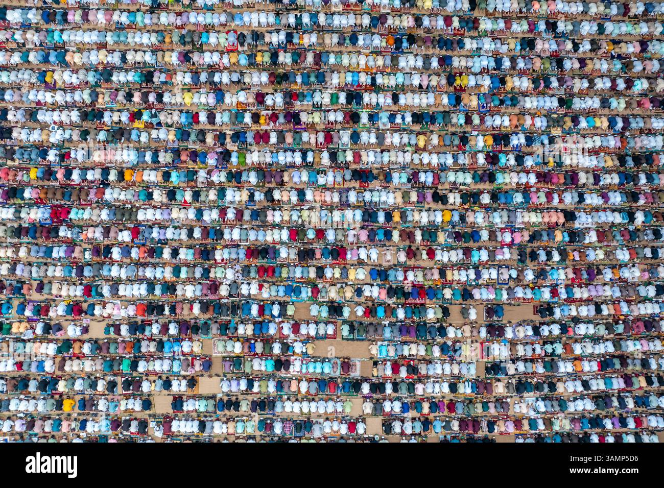 Large crowd gathered holy hi-res stock photography and images - Alamy