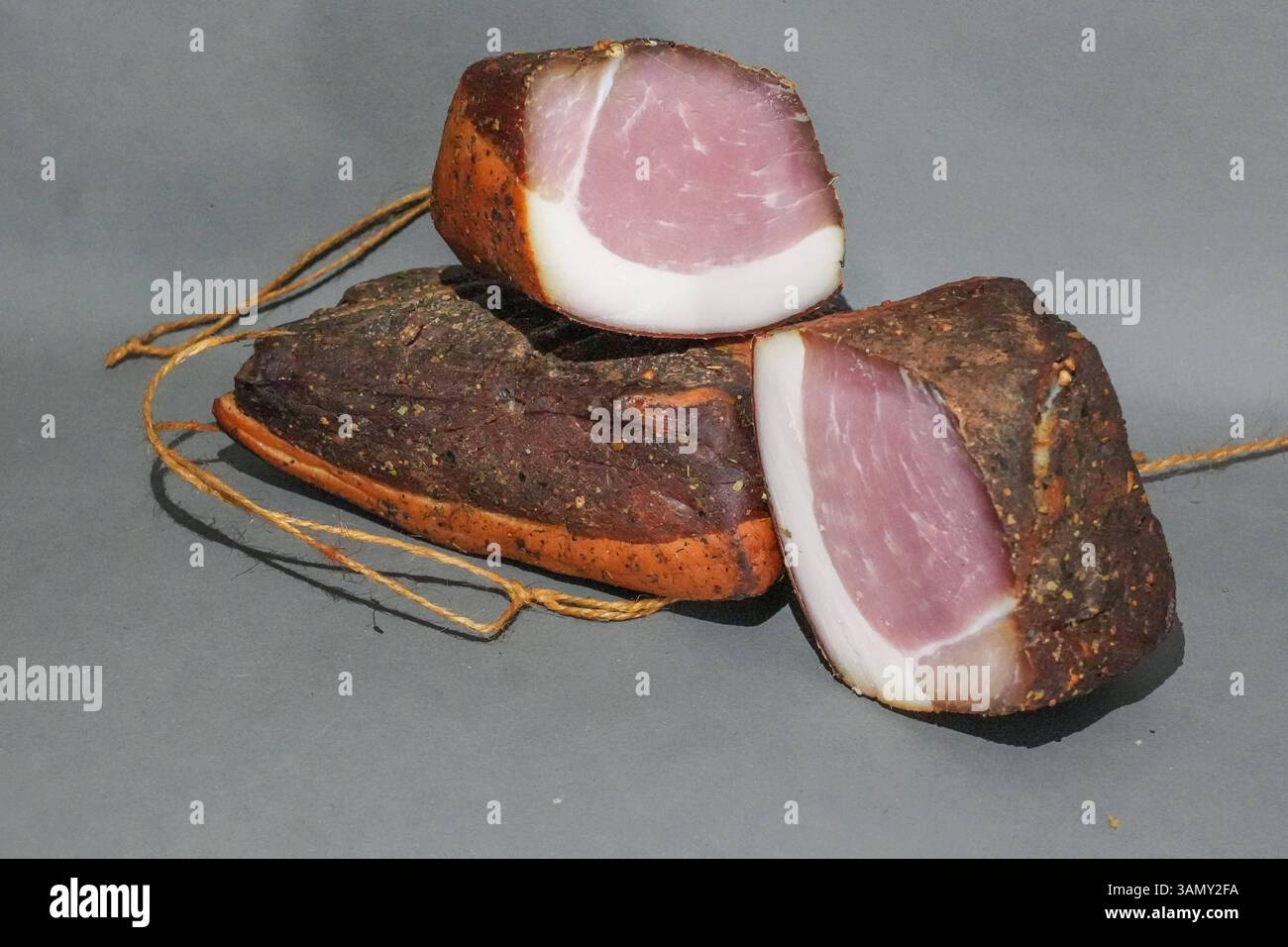 Rauchfleisch ist eine allgemeine Bezeichnung für Fleisch, das durch ...