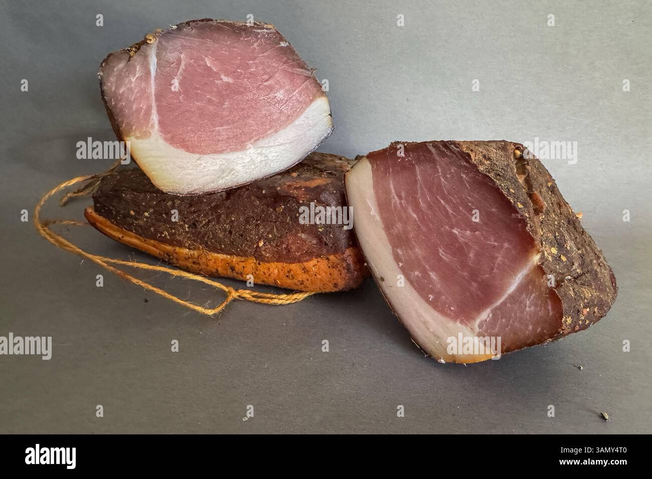 Rauchfleisch ist eine allgemeine Bezeichnung für Fleisch, das durch ...