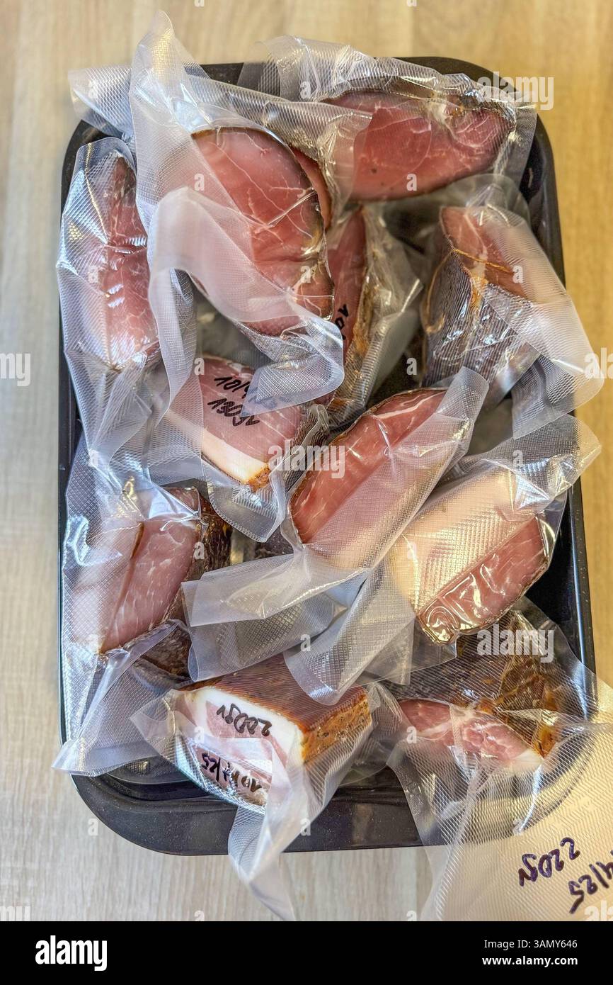 Rauchfleisch ist eine allgemeine Bezeichnung für Fleisch, das durch ...